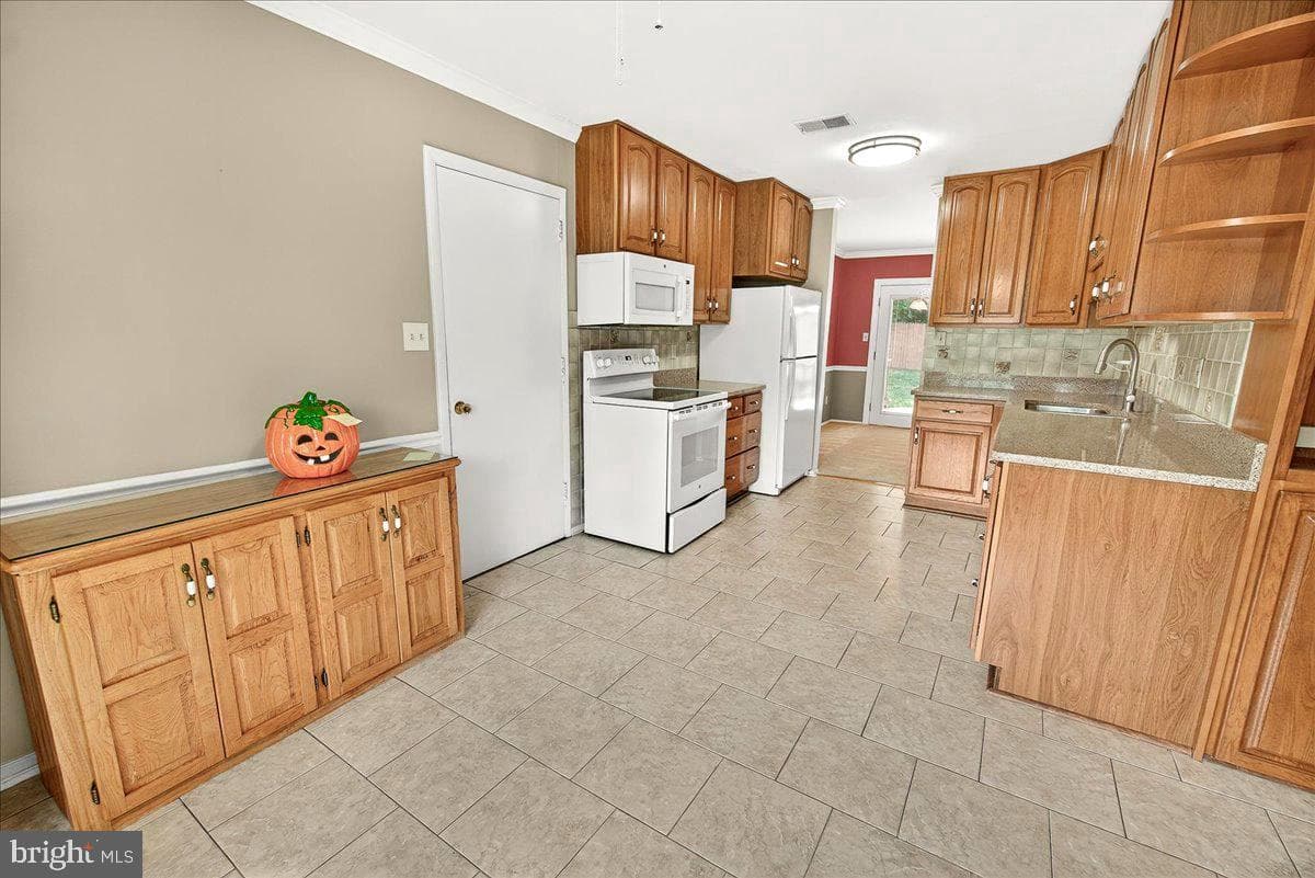 19833 Spurrier Avenue photo 26