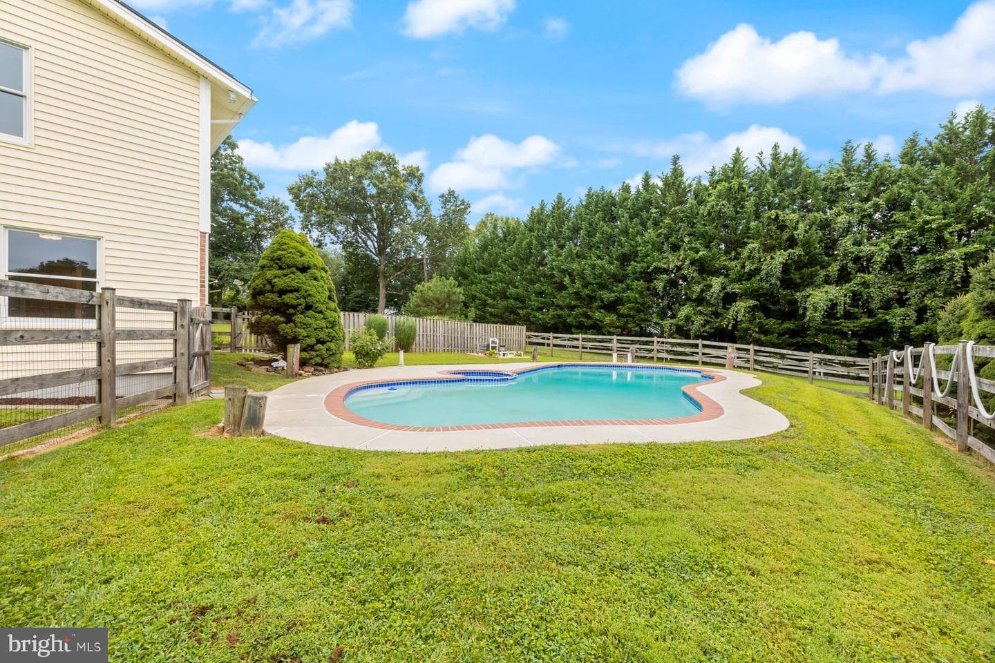 18604 Muncaster Road photo 90