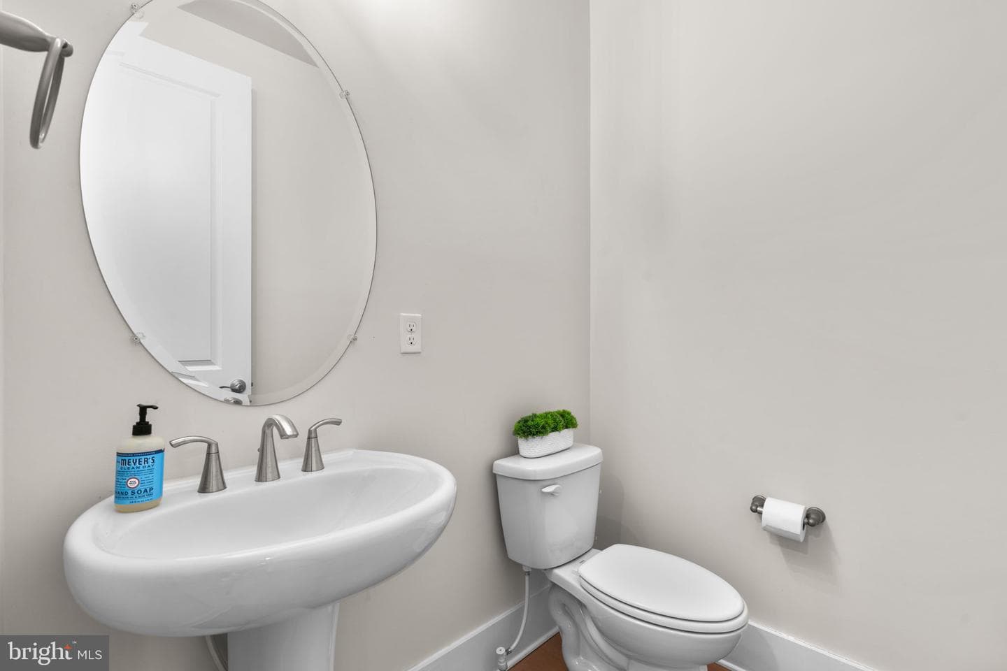 21708 Woodfield Road photo 19