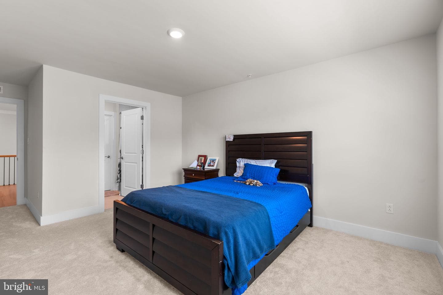 21708 Woodfield Road photo 32
