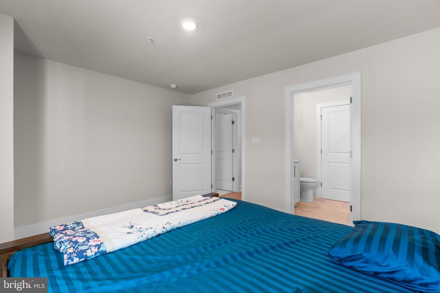 21708 Woodfield Road photo 38