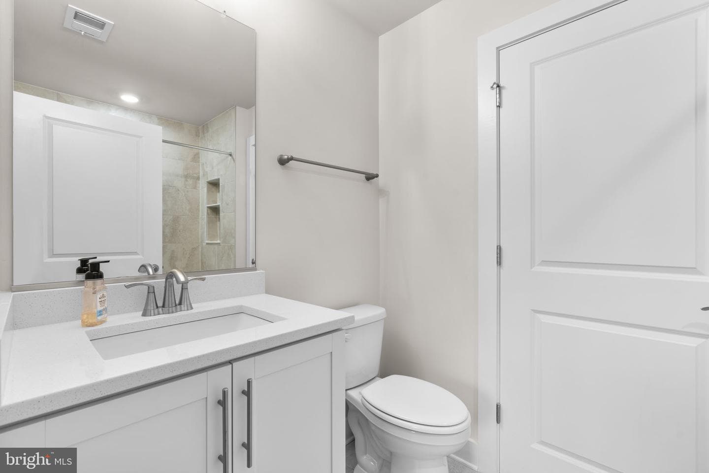 21708 Woodfield Road photo 39
