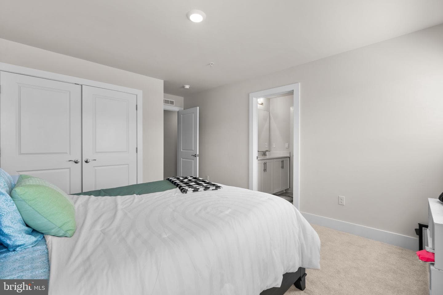 21708 Woodfield Road photo 46