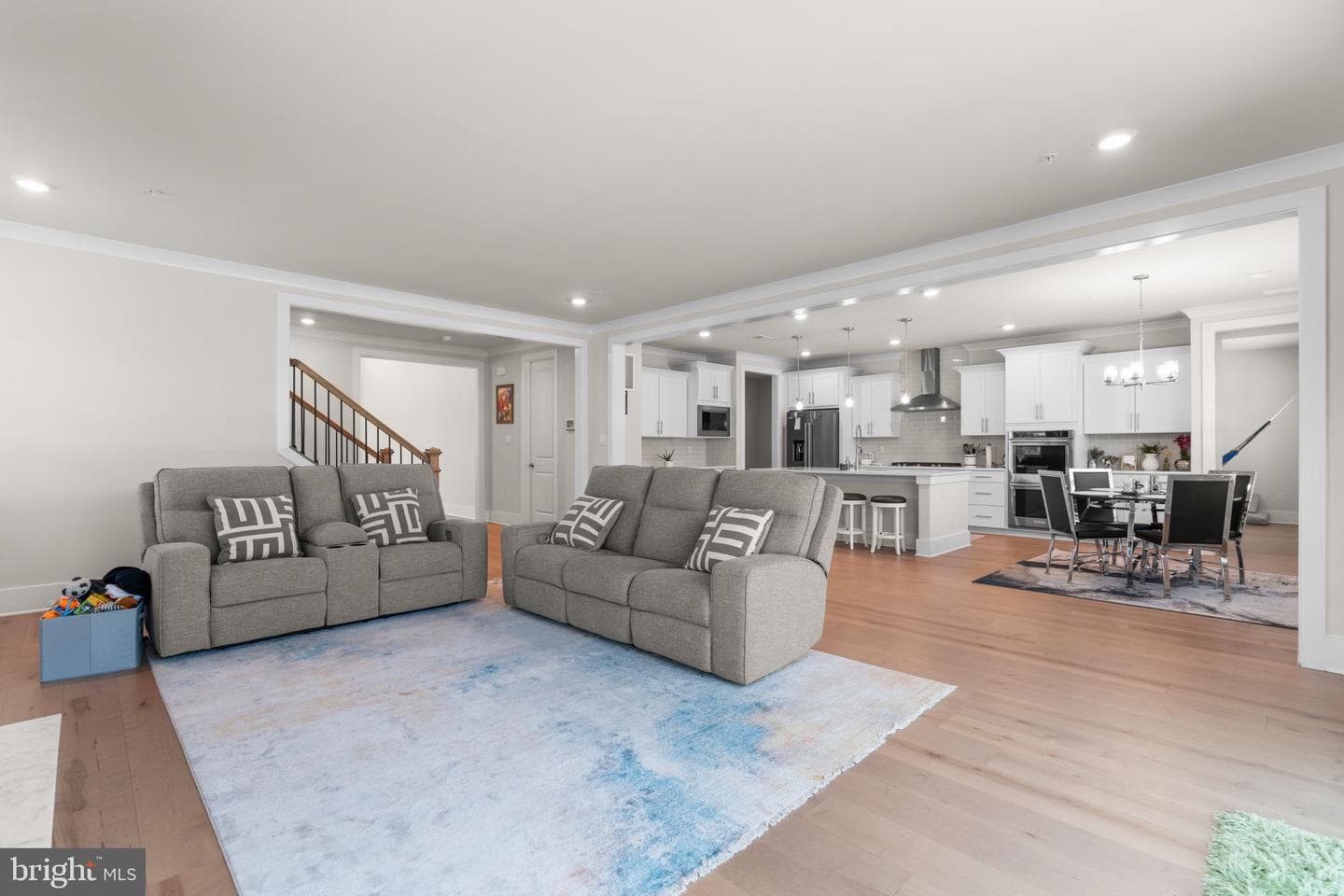 21708 Woodfield Road photo 9