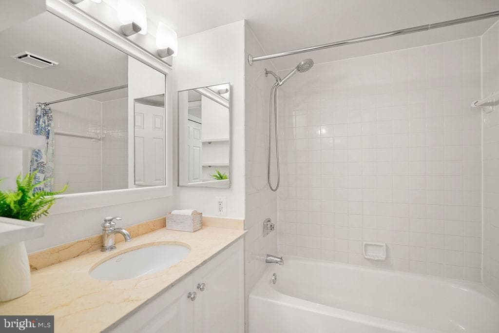 10101 Grosvenor Place #1004 photo 19