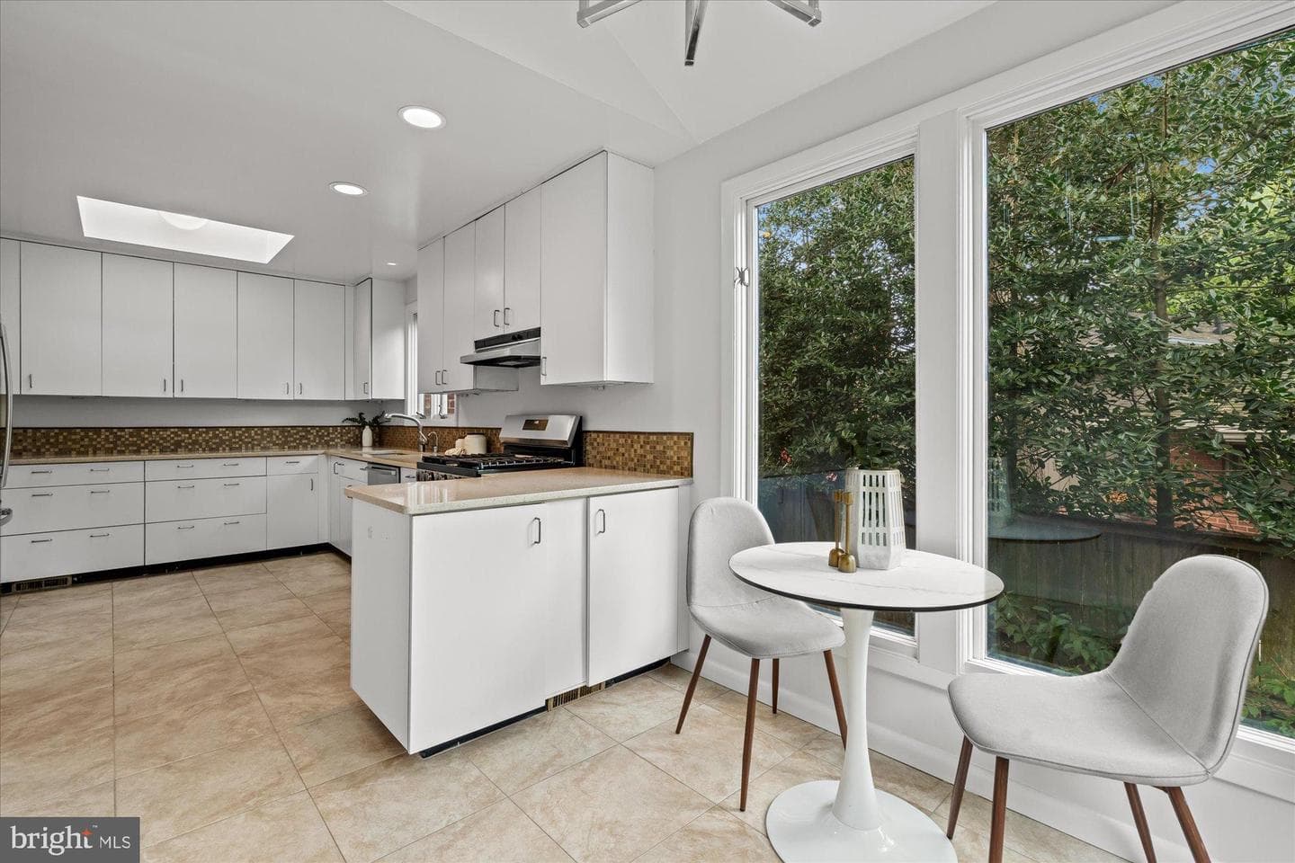 5402 Surrey Street photo 11
