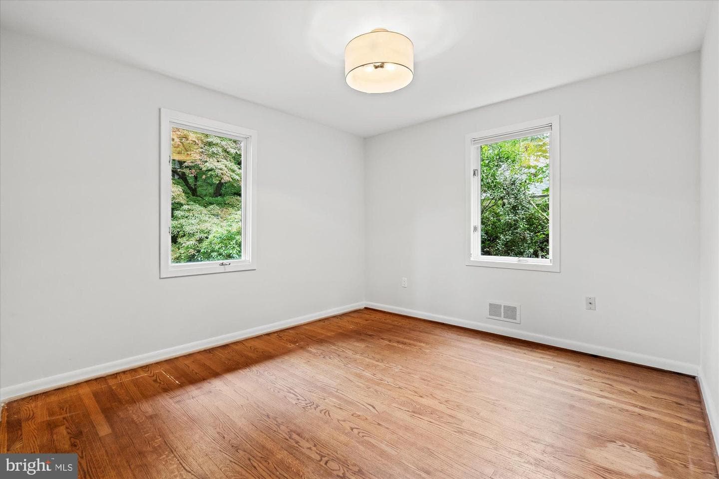 5402 Surrey Street photo 22