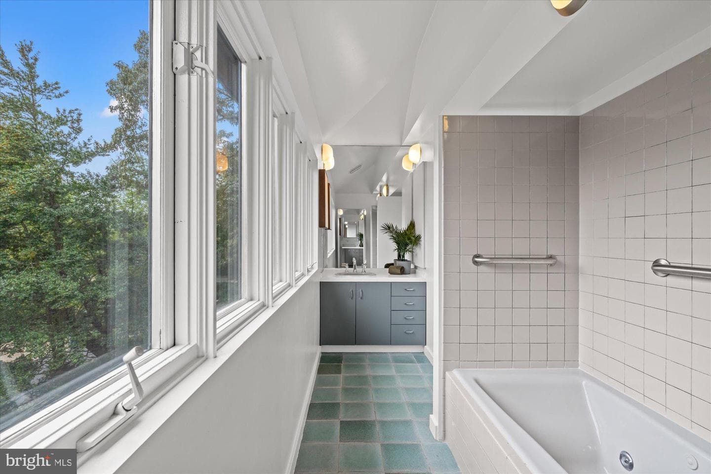 5402 Surrey Street photo 33