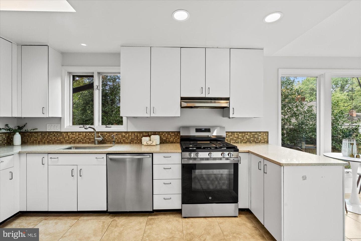 5402 Surrey Street photo 8