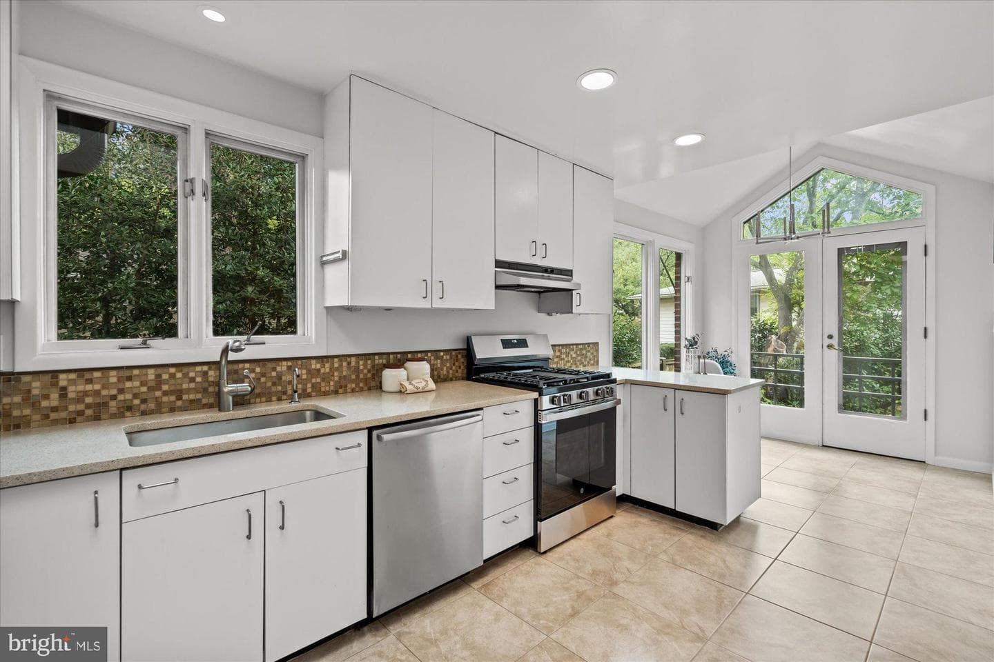 5402 Surrey Street photo 9