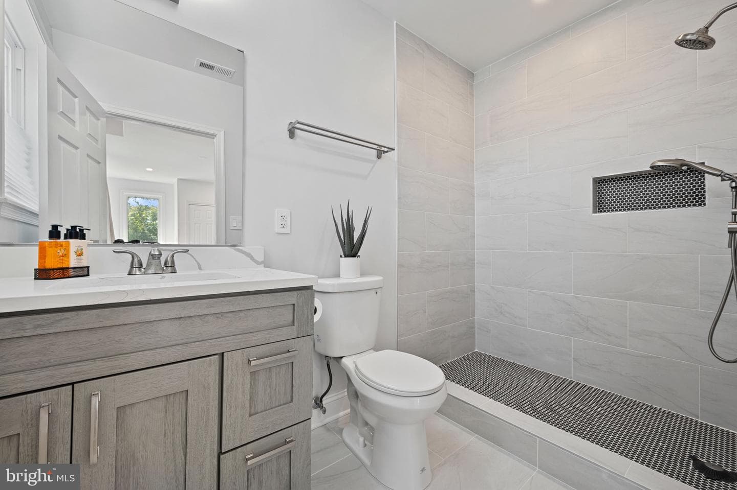 708 Hankin Street photo 12