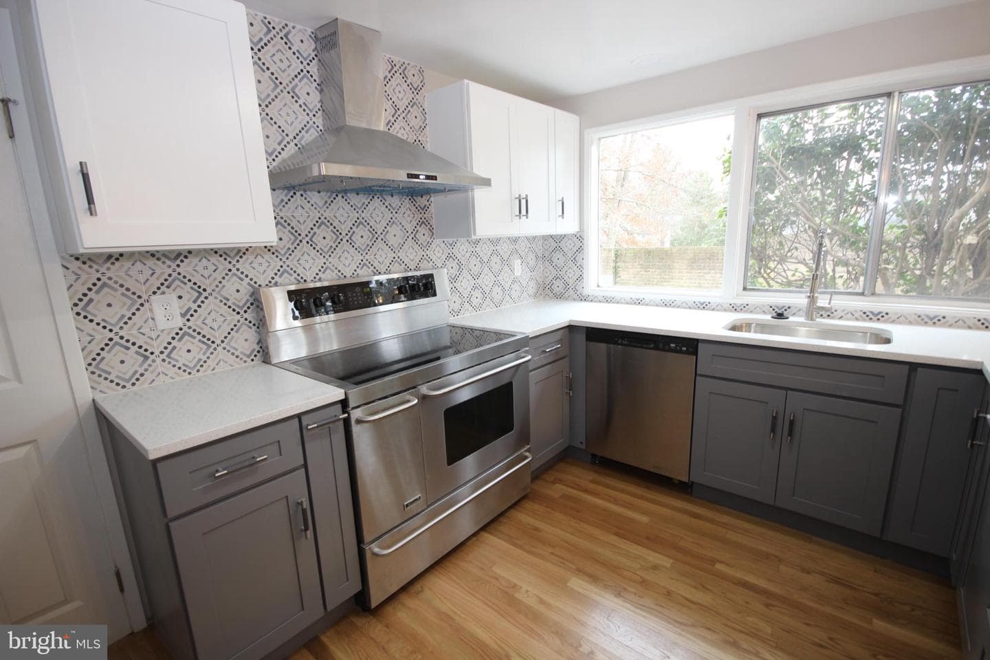 19115 Roman Way photo 5