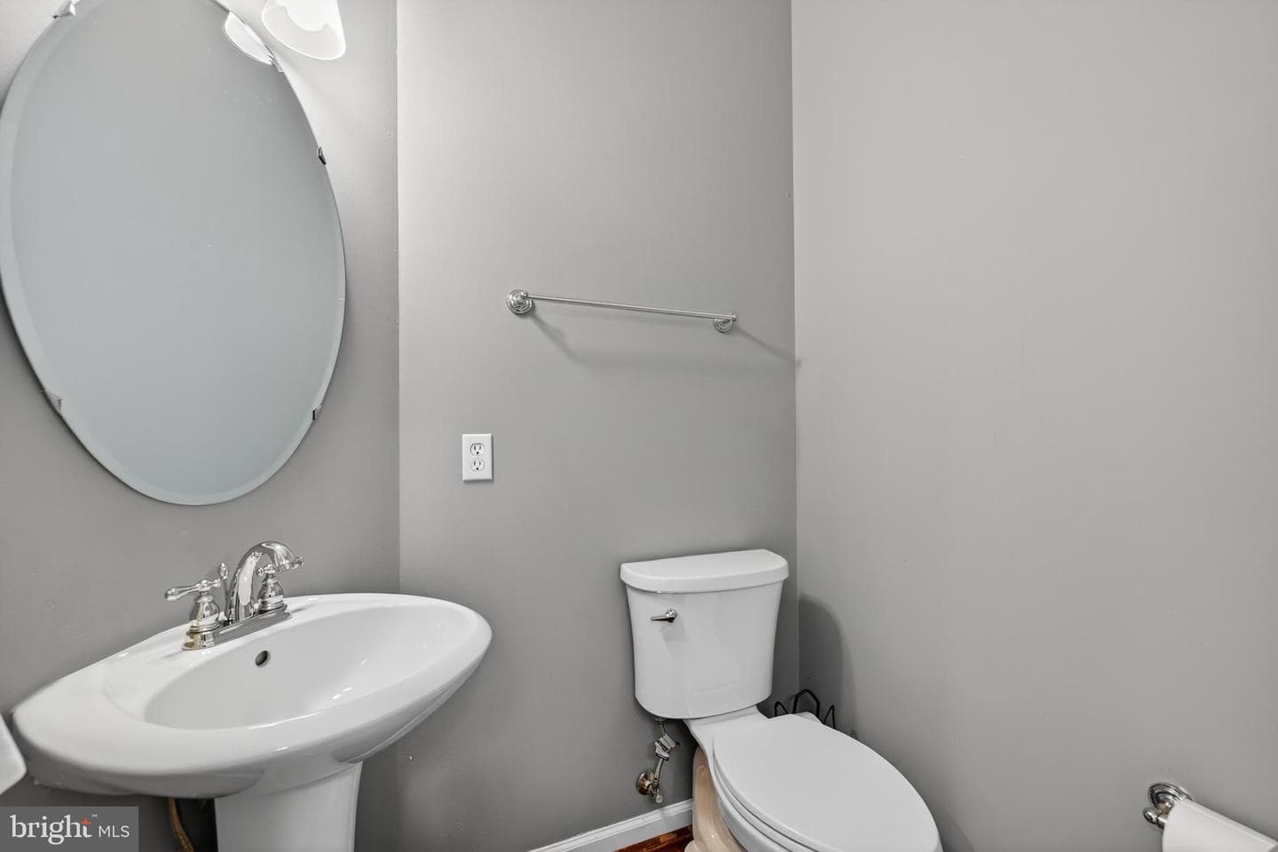444 Clayhall Street photo 13