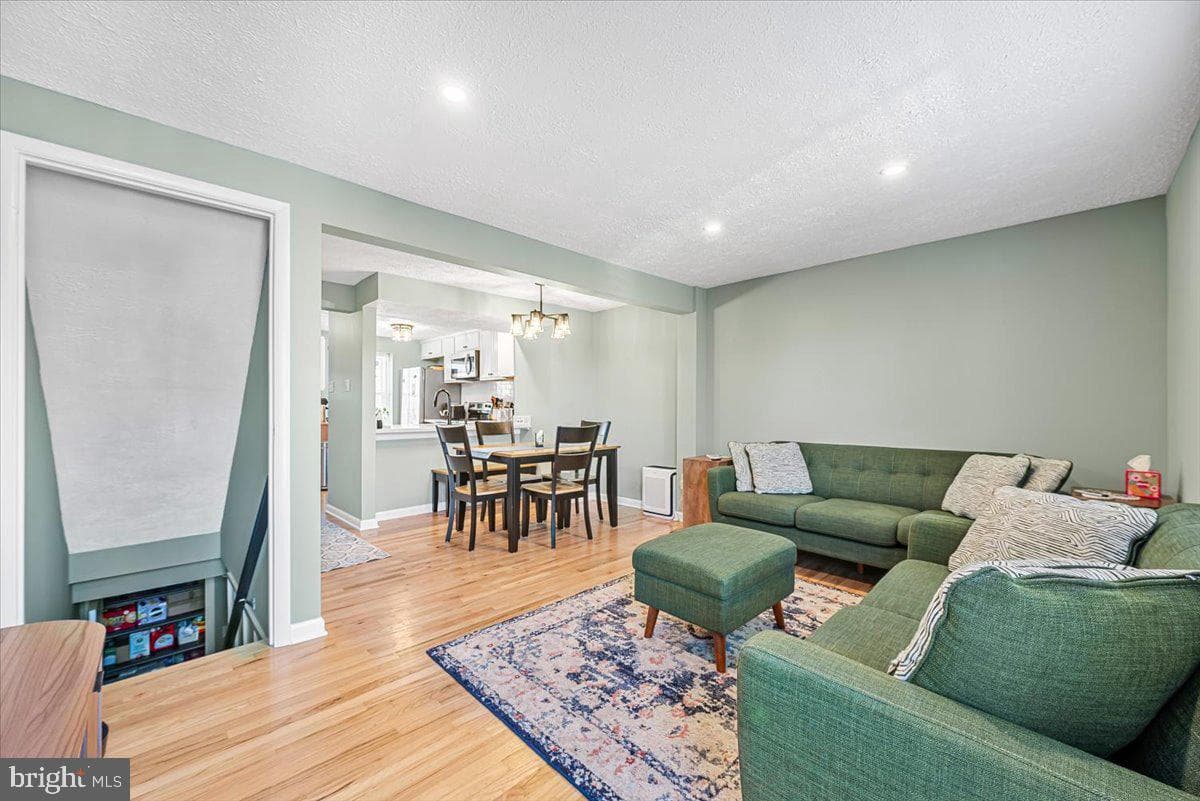 2819 Shepperton Terrace photo 10