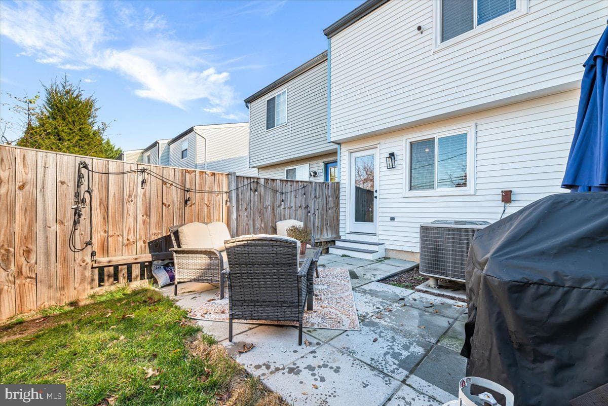2819 Shepperton Terrace photo 24
