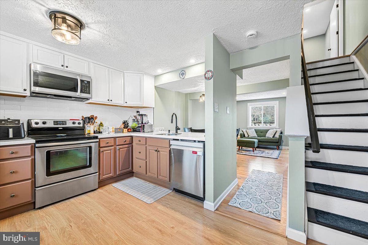 2819 Shepperton Terrace photo 3