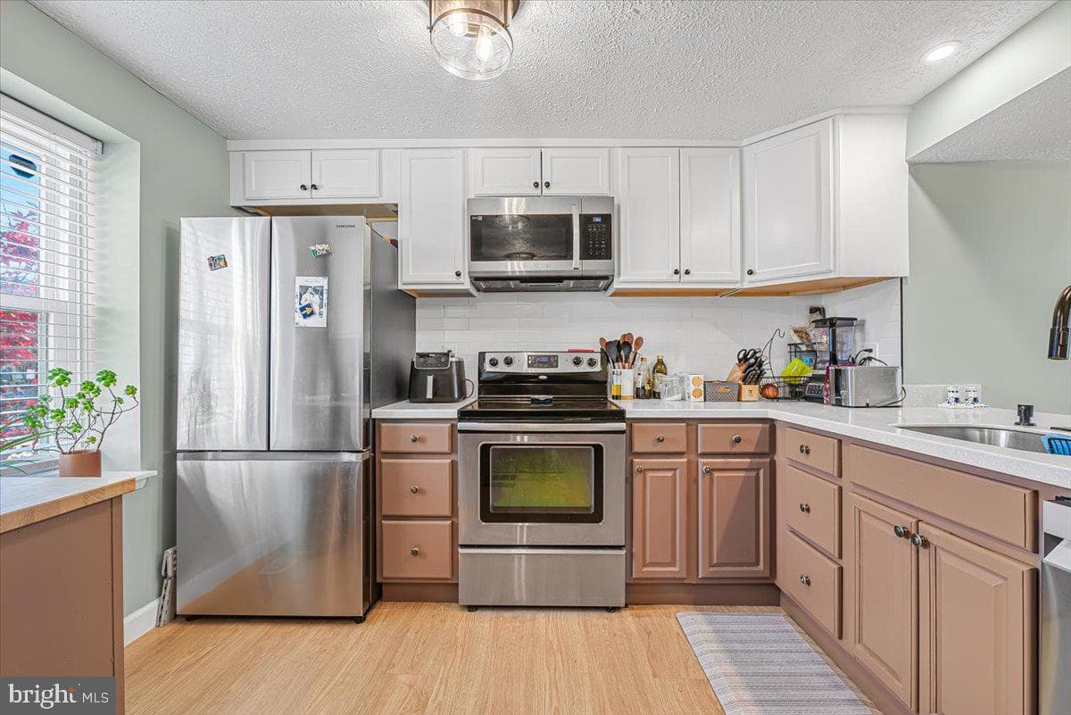 2819 Shepperton Terrace photo 4