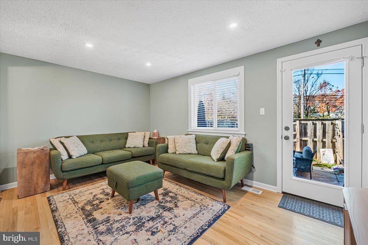2819 Shepperton Terrace photo 9