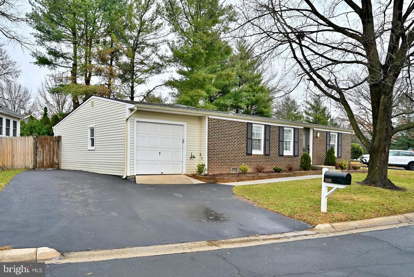 11609 Hourglass Way photo 2