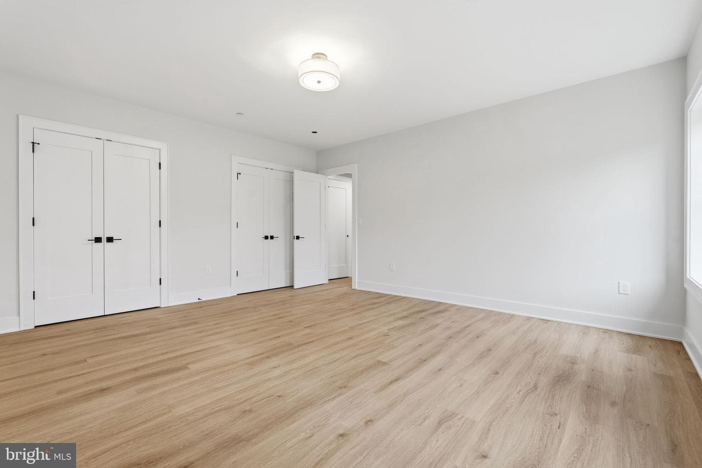 3835 Lawrence Avenue photo 32