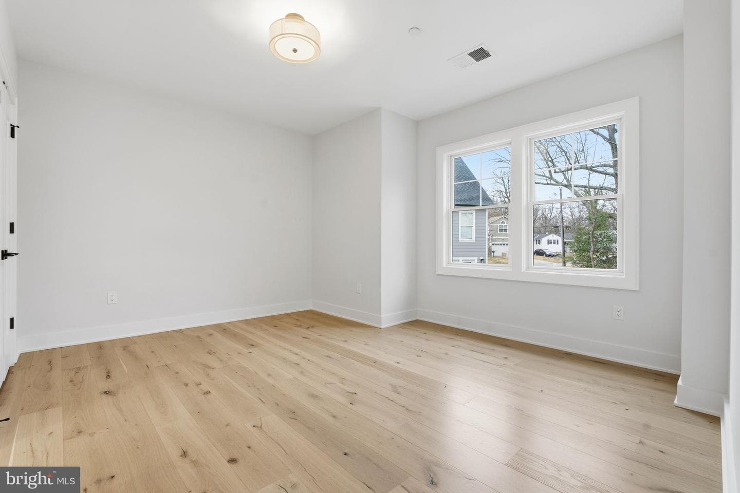 3835 Lawrence Avenue photo 33