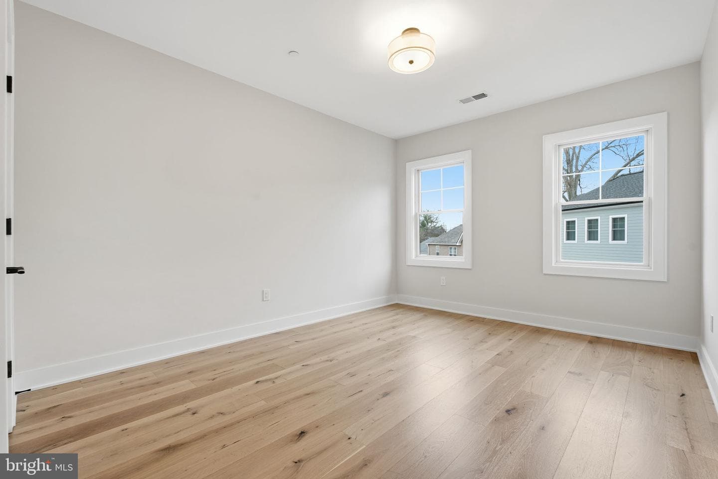 3835 Lawrence Avenue photo 36