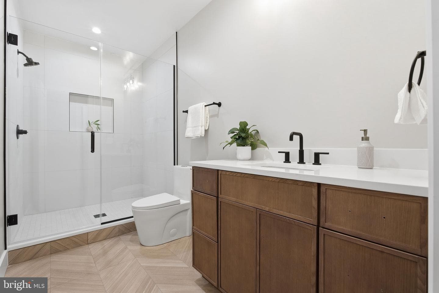 3835 Lawrence Avenue photo 41