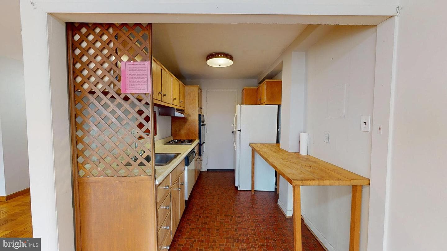 10201 Grosvenor Place #527 photo 12