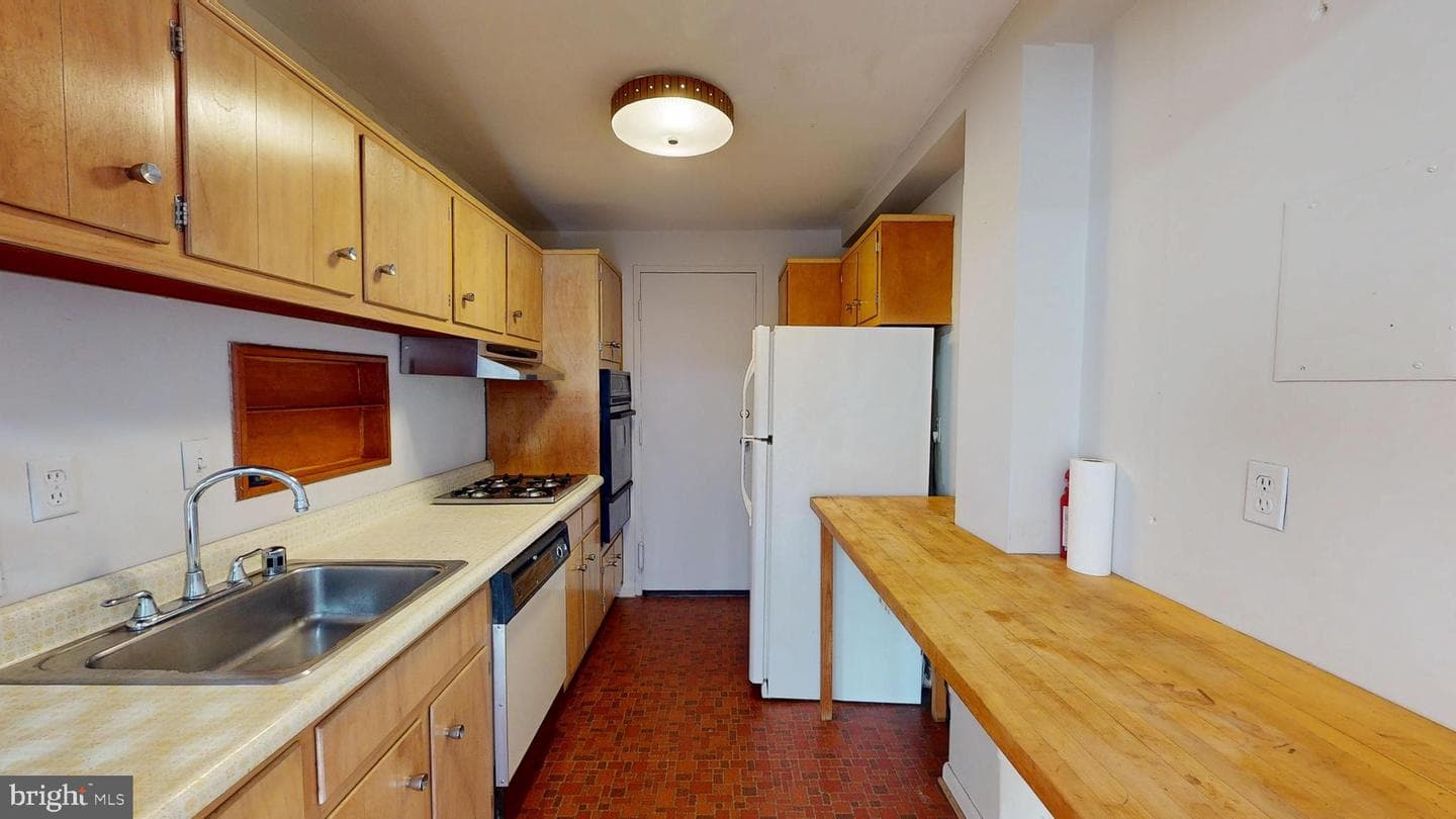 10201 Grosvenor Place #527 photo 13