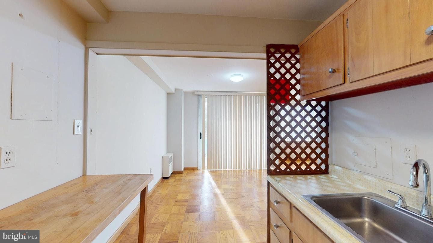 10201 Grosvenor Place #527 photo 16