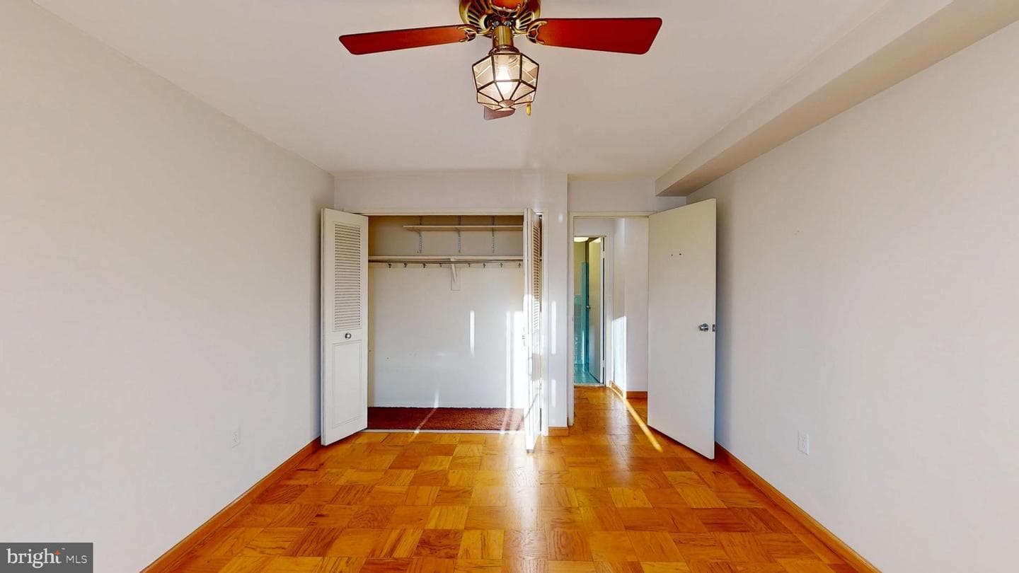 10201 Grosvenor Place #527 photo 23