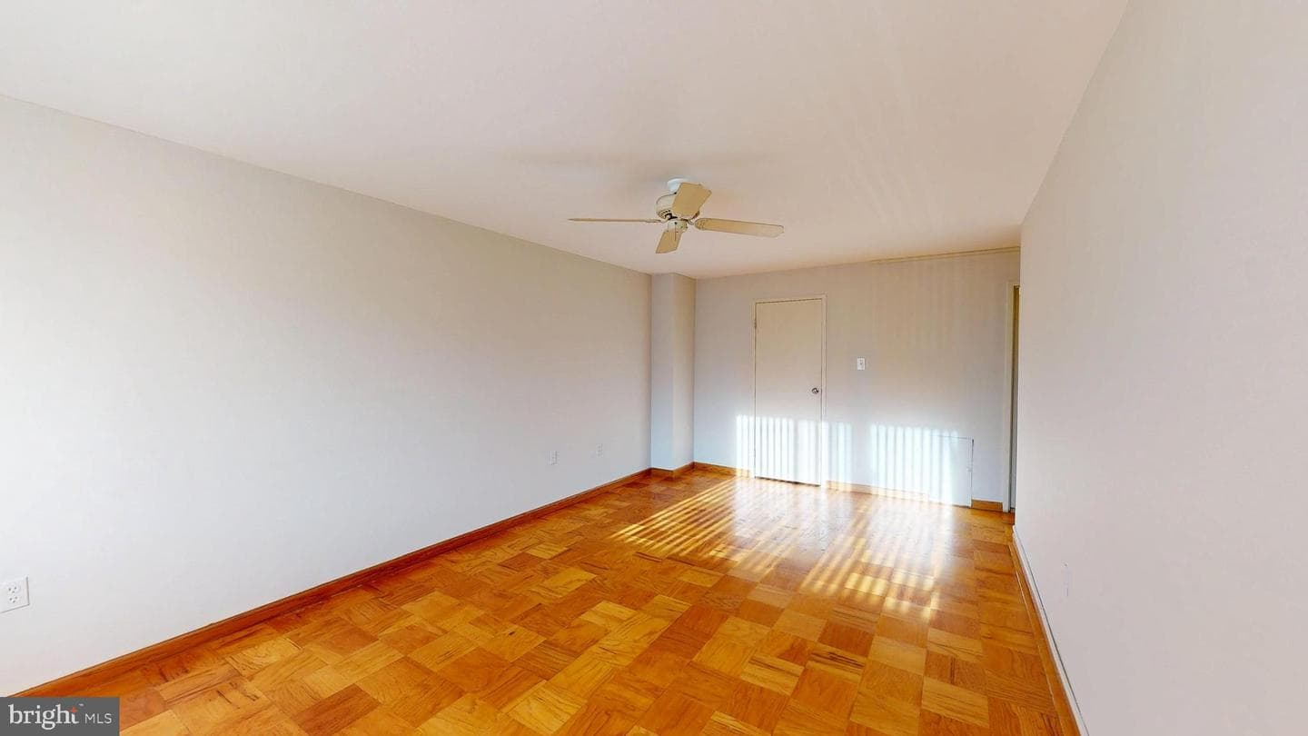 10201 Grosvenor Place #527 photo 32