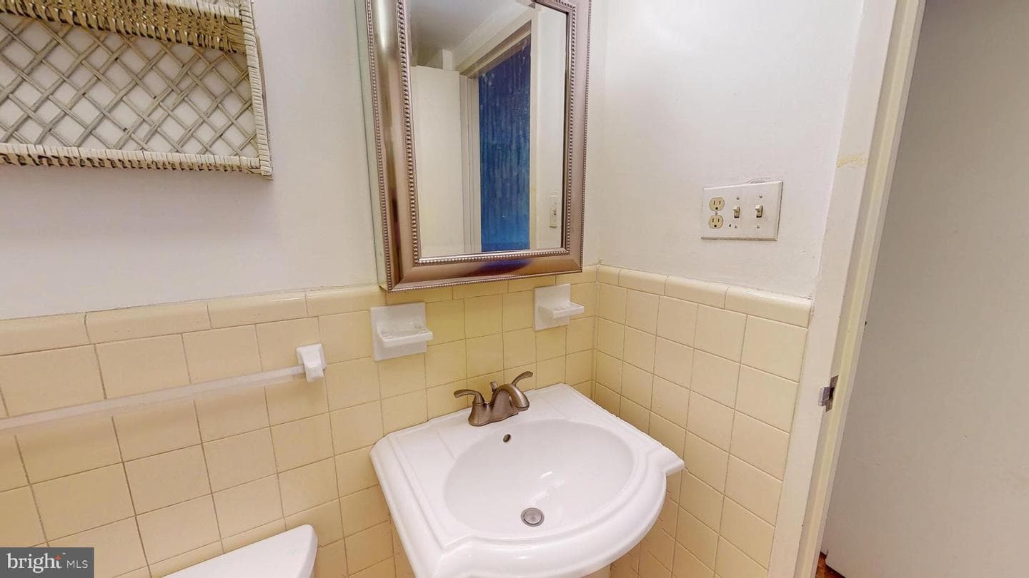 10201 Grosvenor Place #527 photo 34