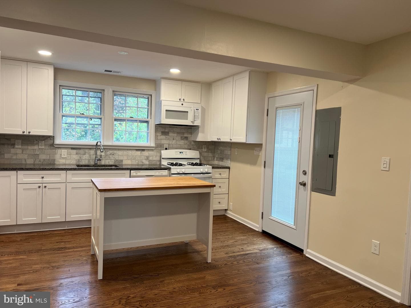 10713 Saint Margarets Way photo 4