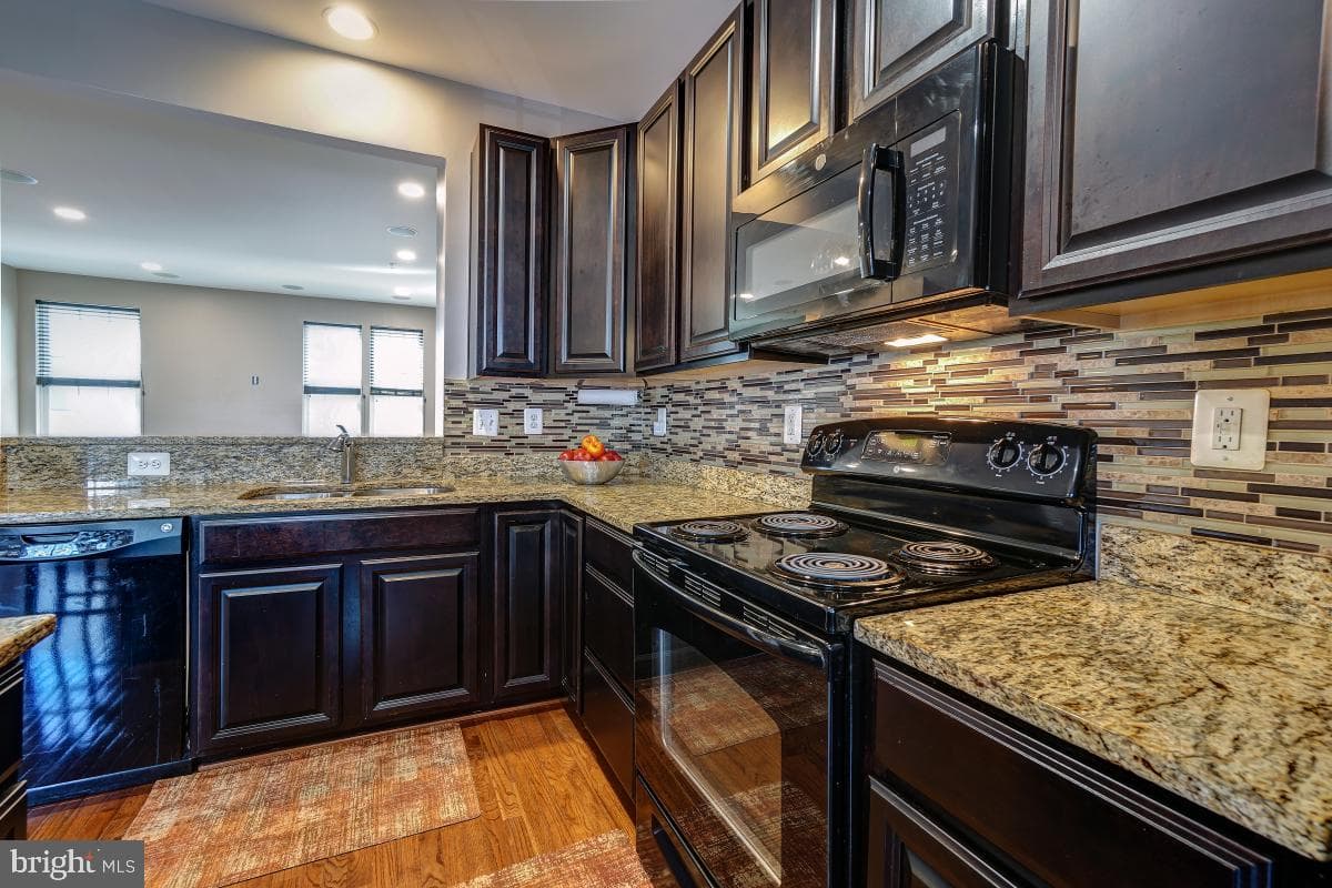 3925 Broadheath Circle photo 12