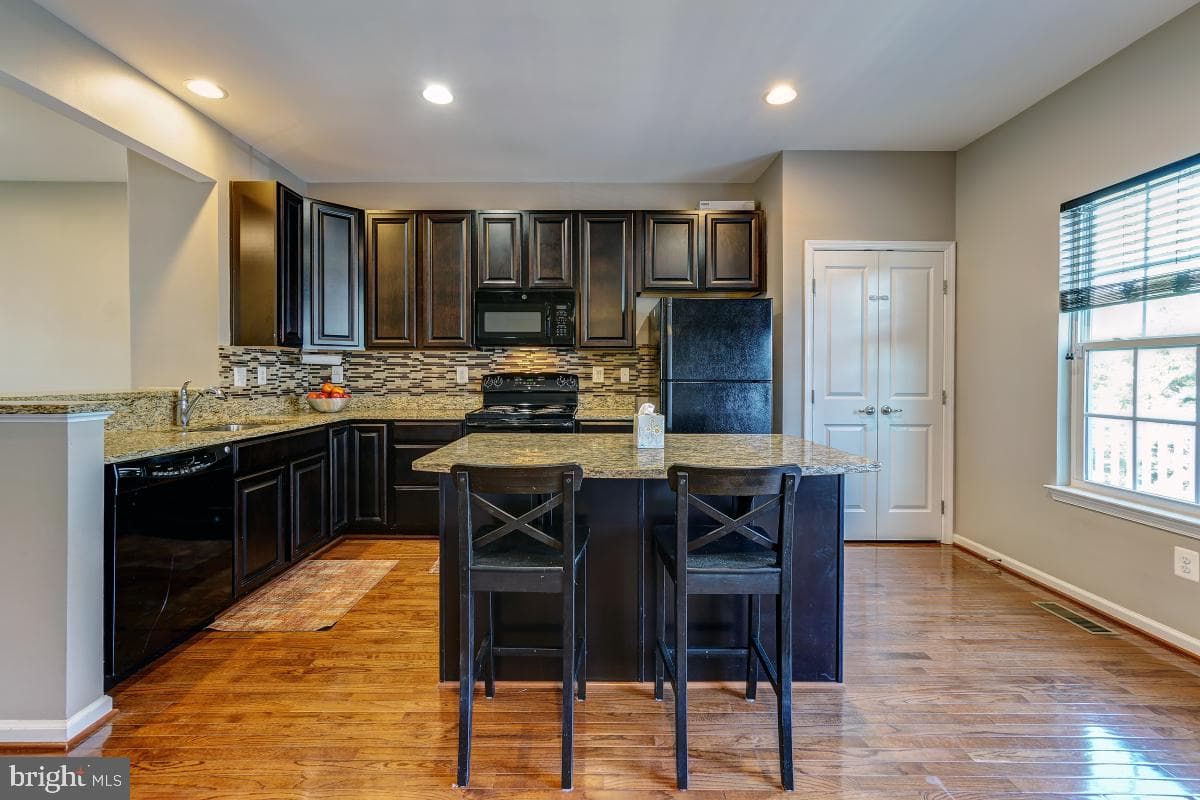 3925 Broadheath Circle photo 13