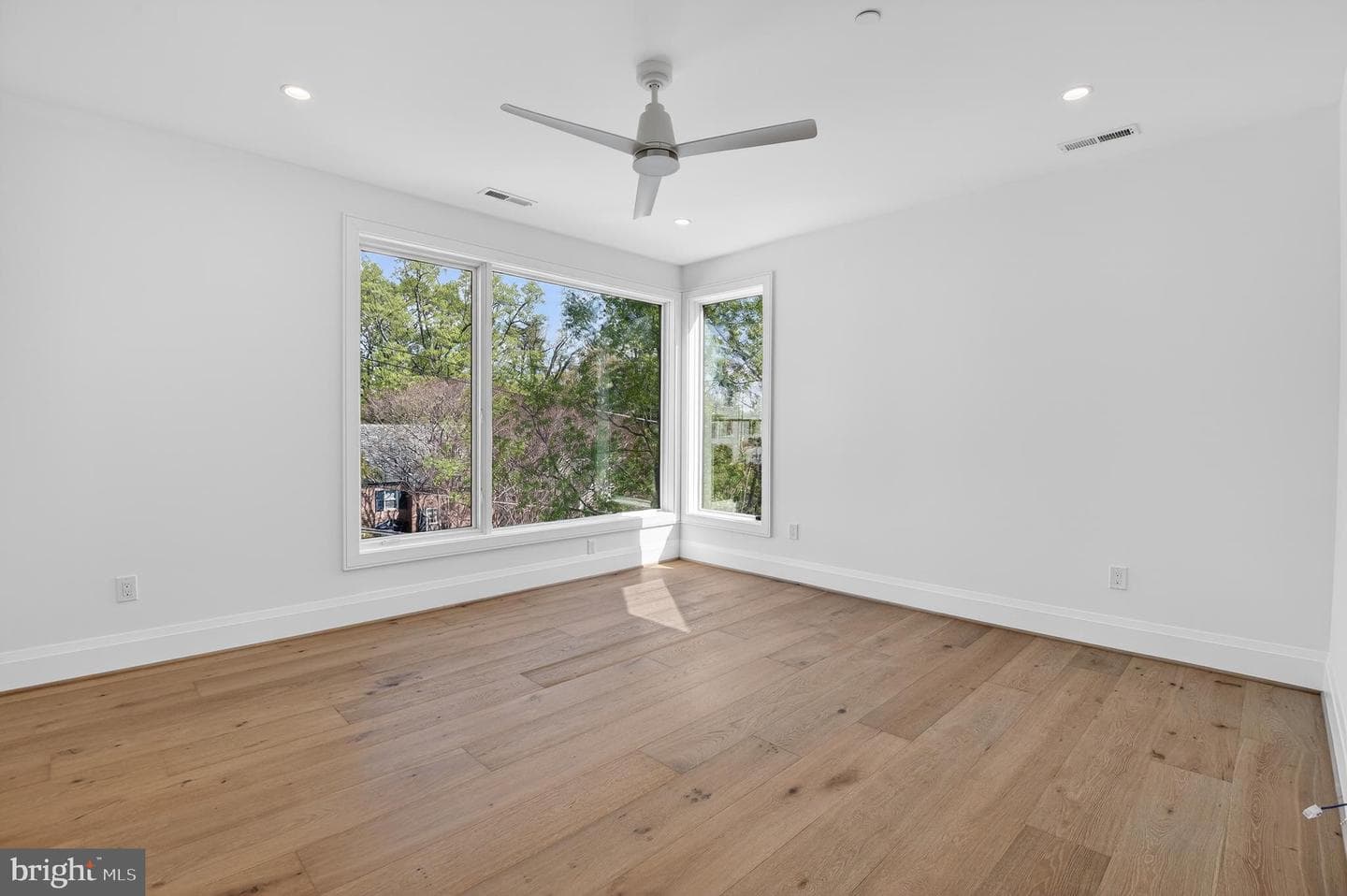 5011 Newport Avenue photo 39