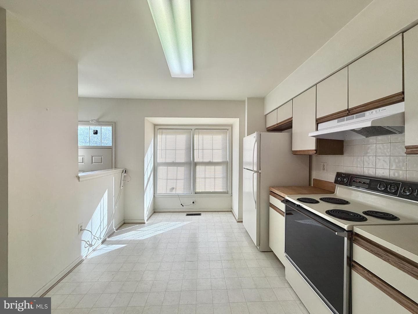 3824 Swan House Court photo 2