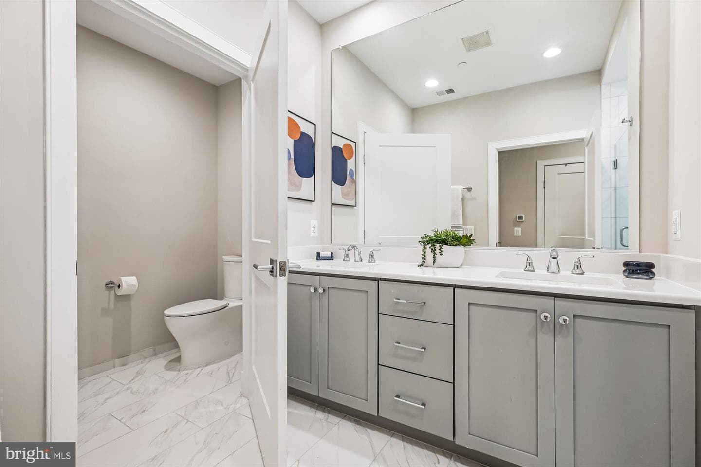 10340 Grosvenor Place photo 29