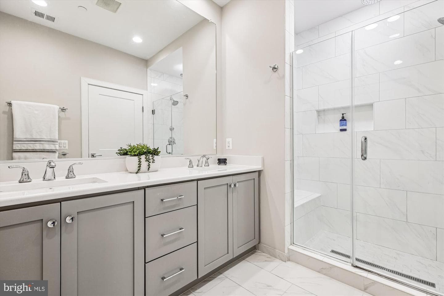 10340 Grosvenor Place photo 30