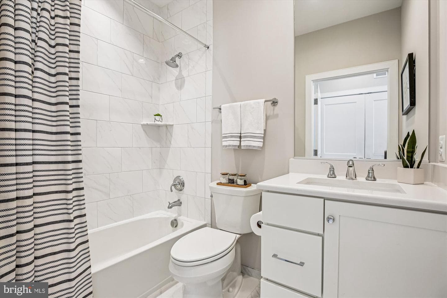 10340 Grosvenor Place photo 38