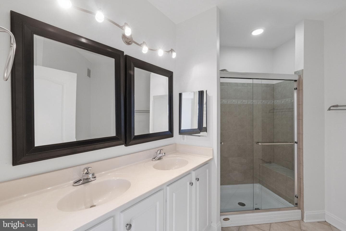 501 King Farm Blvd #304 photo 19