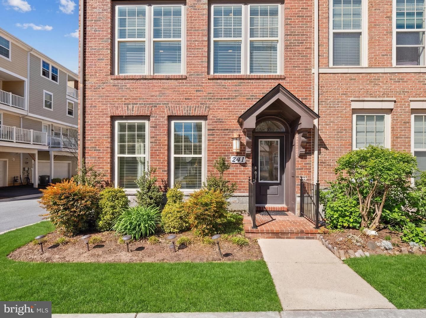 241 Goodall Street photo 2