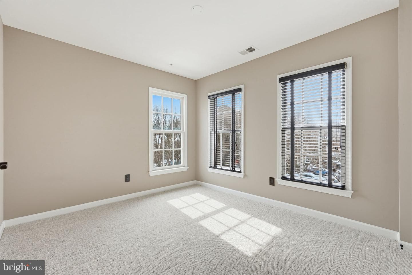 302 Fallsgrove Drive photo 28