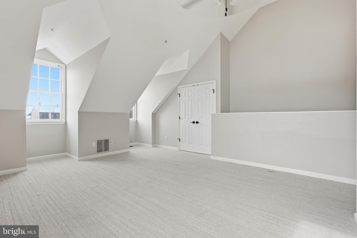 302 Fallsgrove Drive photo 35