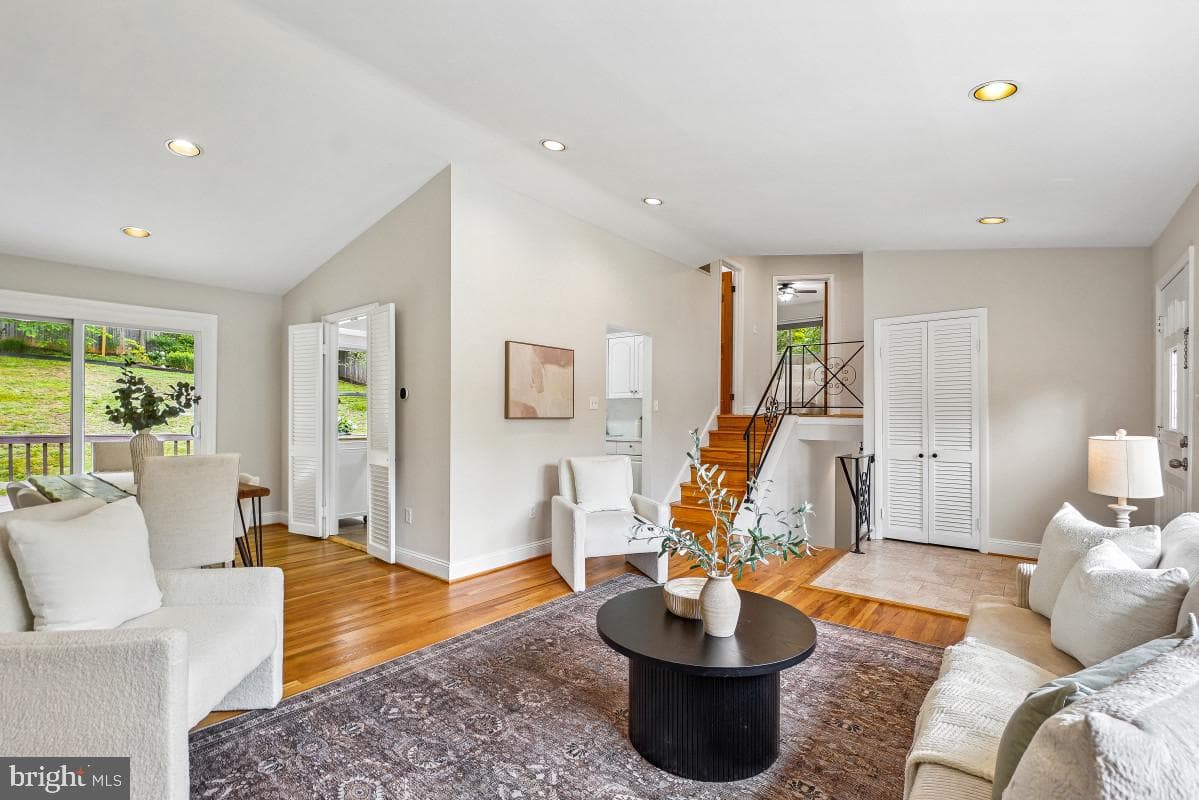 827 Caddington Avenue photo 8