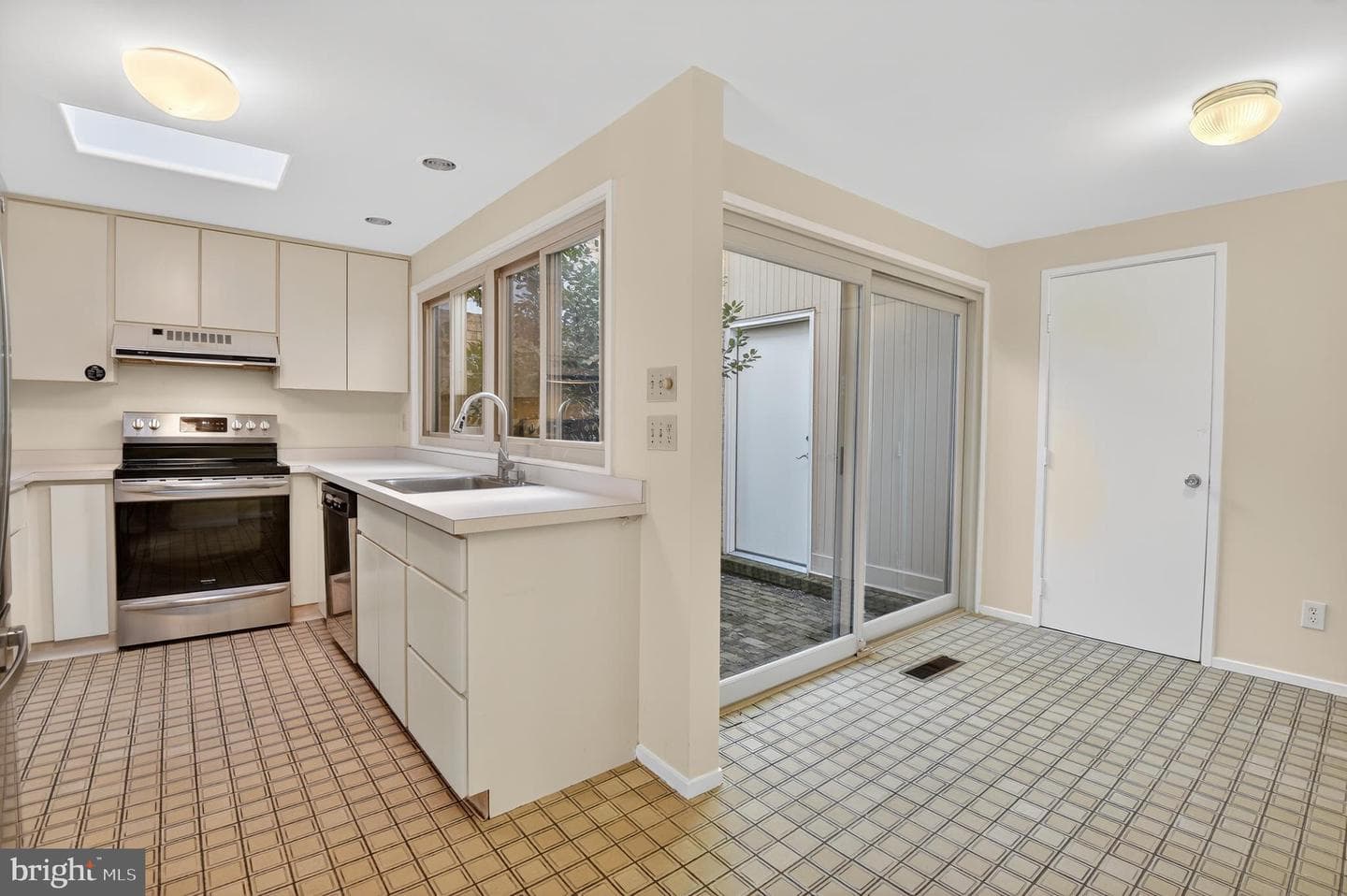 19144 Roman Way photo 12