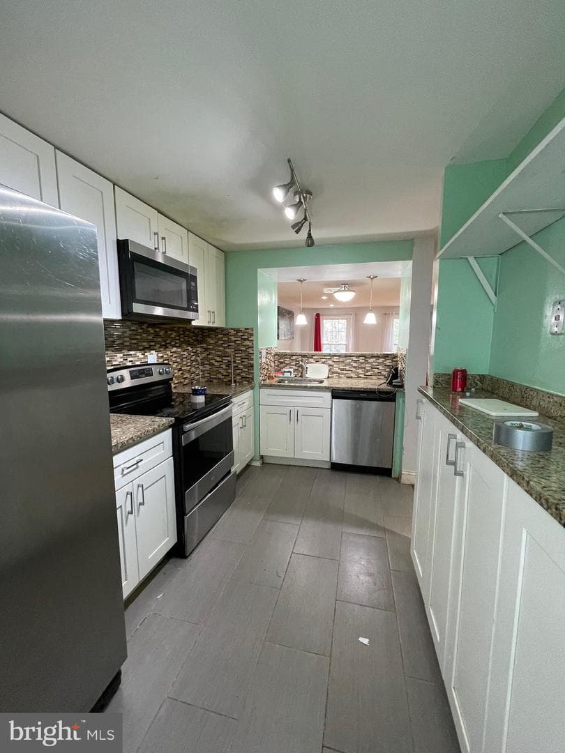 20503 Strath Haven Drive photo 4