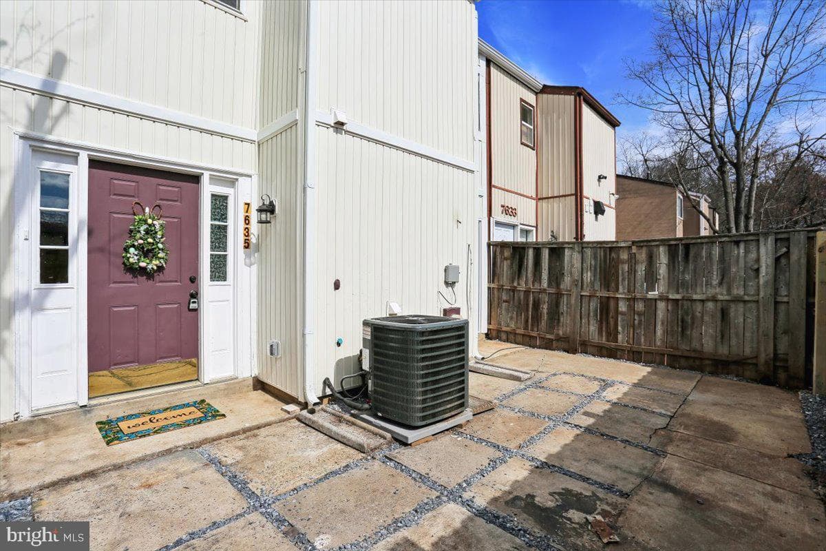 7635 Laytonia Drive photo 2