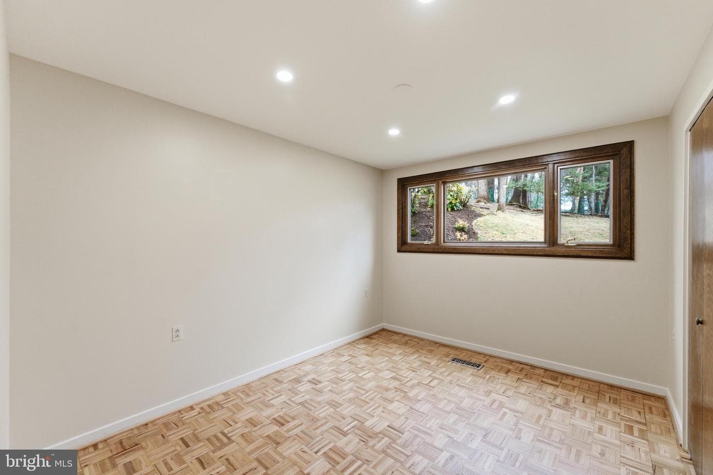 421 Beaumont Road photo 34